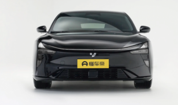 純電中大型轎車之爭(zhēng),極越07、領(lǐng)克Z10,誰更具“性價(jià)比”?