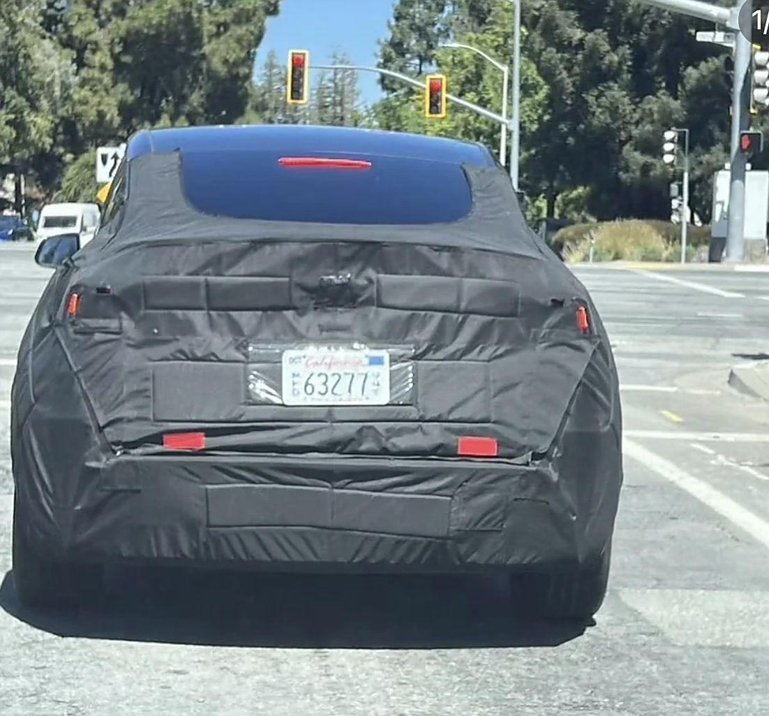 特斯拉Model Y最新諜照來了,牌照框有變化,續航或超800km