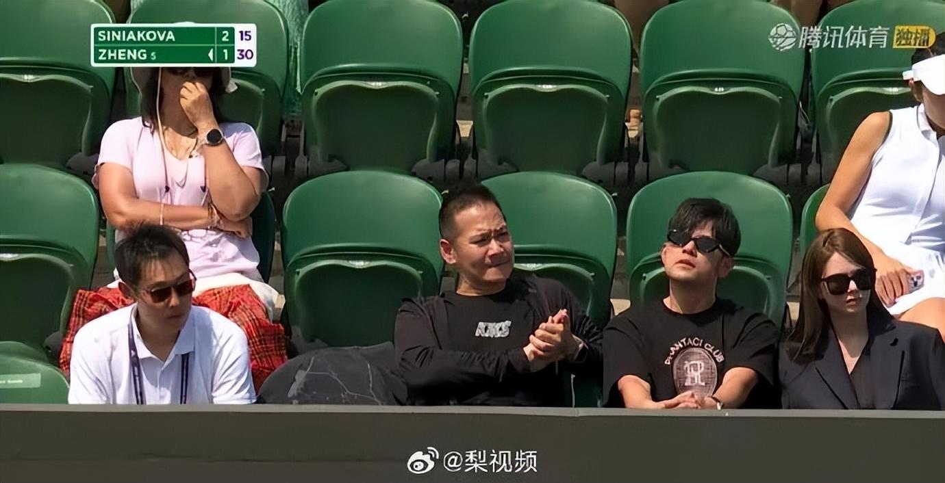 溫網首輪,周杰倫觀戰(zhàn)鄭欽文比賽