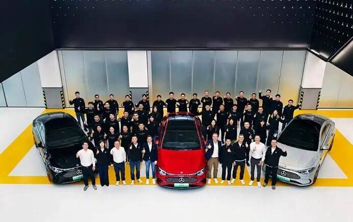 率先上車純電CLA,Momenta攜手奔馳共研“懂國(guó)情”智駕方案