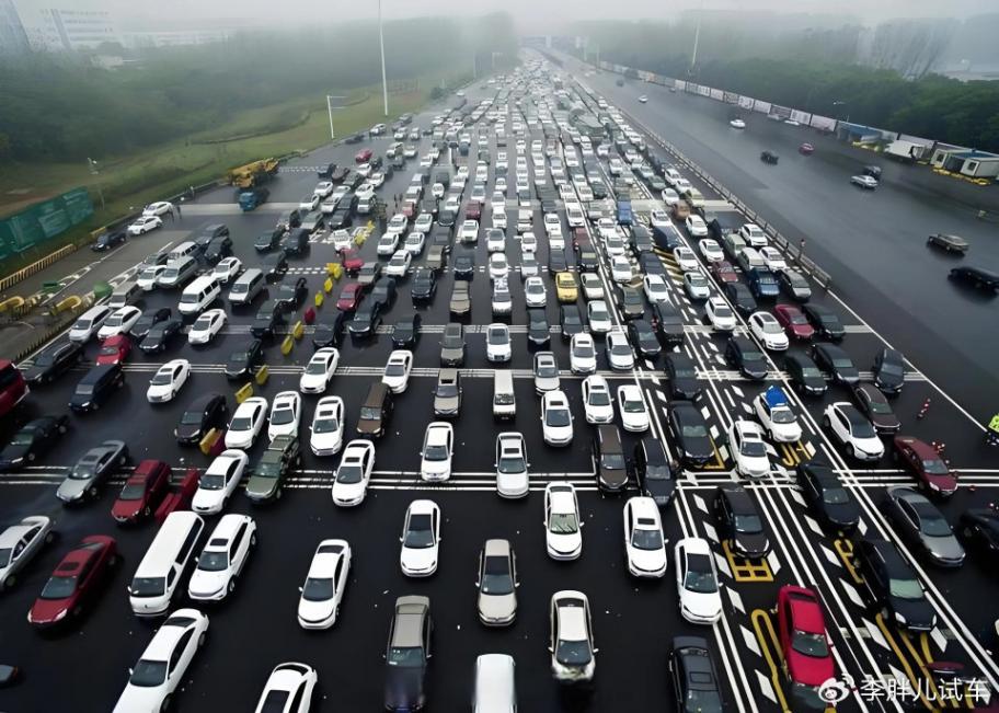 這誰能想到!不僅燃油車企,連酒店行業,都恨上新能源汽車了