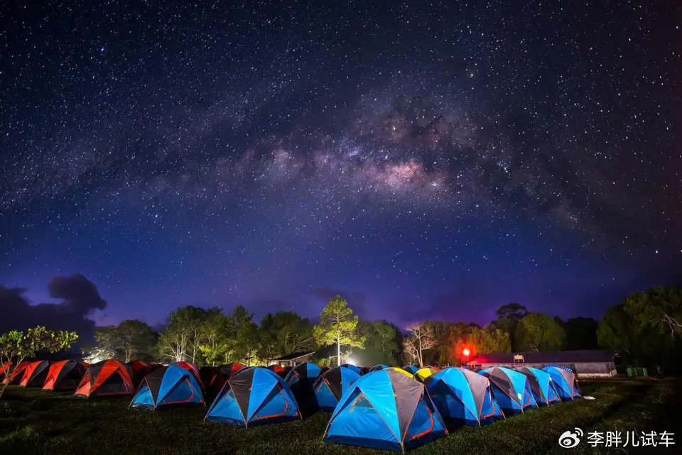 這誰能想到!不僅燃油車企,連酒店行業,都恨上新能源汽車了