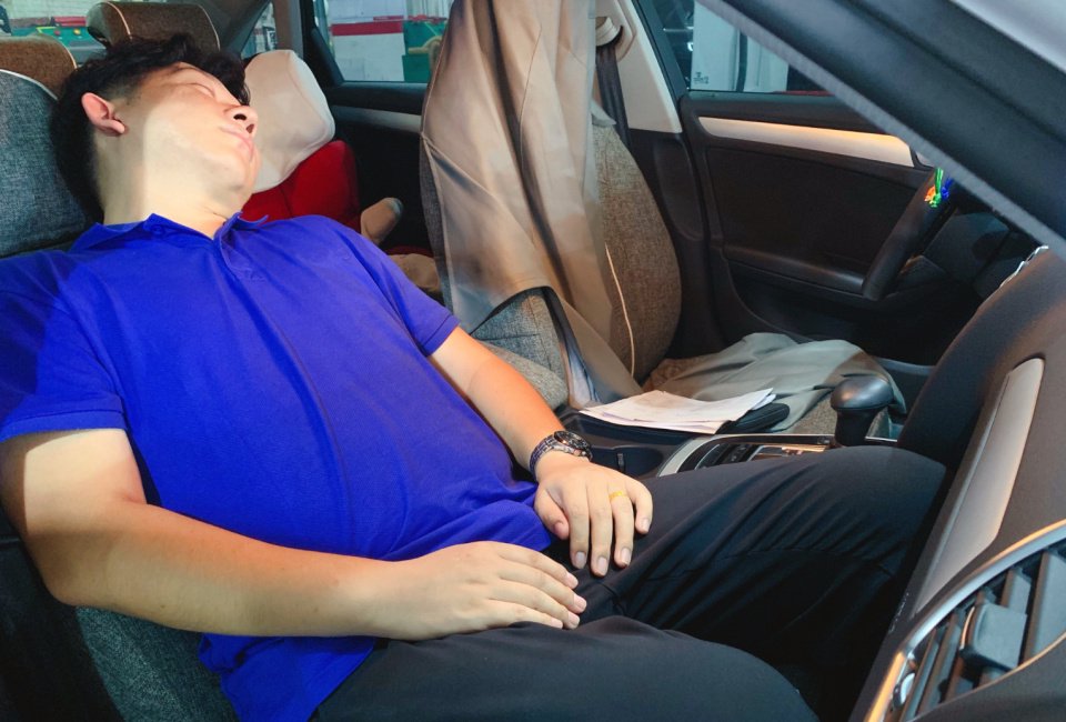 這誰能想到!不僅燃油車企,連酒店行業,都恨上新能源汽車了