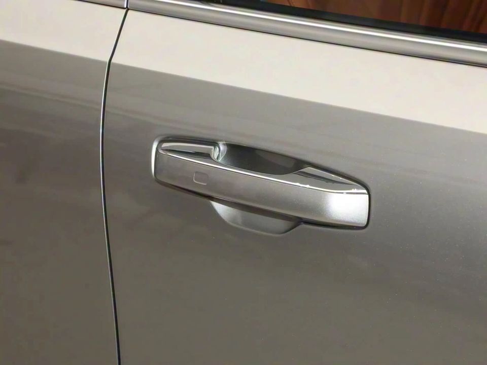 頂住壓力徹底取消門把手,特斯拉全新門把手專利曝光,風阻安全如何選? 圖片