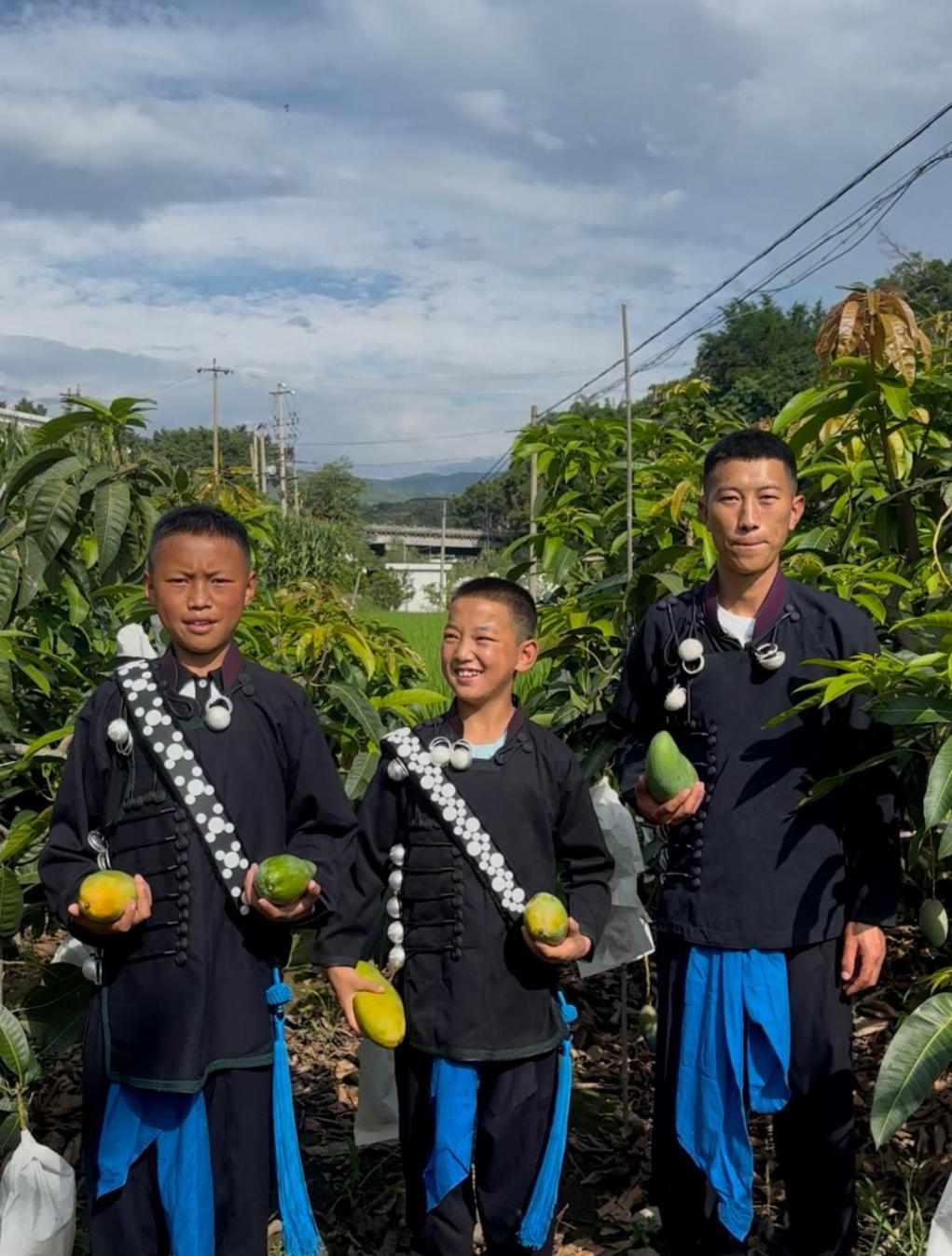 “舅舅照顧3個(gè)外甥近10年”引關(guān)注,舅舅回應(yīng):20歲開始照顧,那時(shí)剛中專畢業(yè)